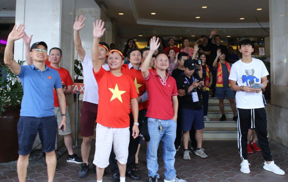 A simple wave is a friendly way to say goodbye in Vietnamese culture